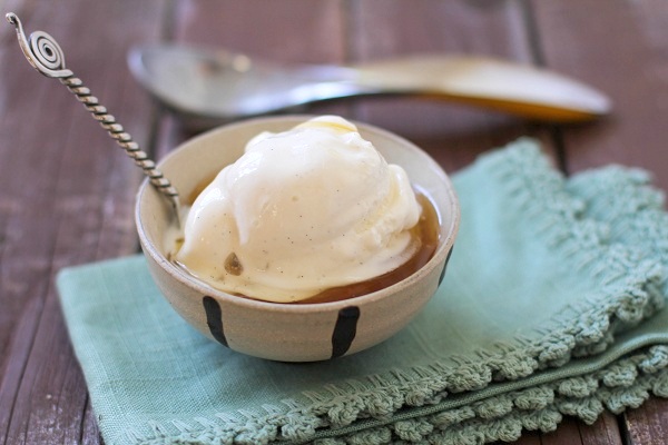 Vanilla Bean & Honey Frozen Yogurt | www.theroastedroot.net Vanilla Bean & Honey Frozen Yogurt