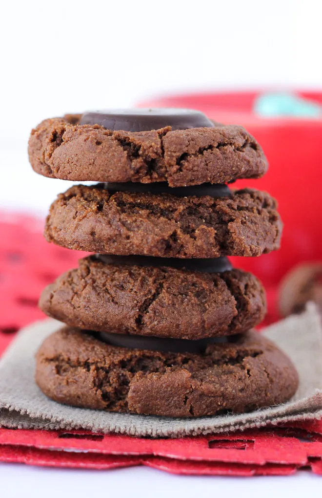 Chocolate Mint Patties (#glutenfree #paleo) from Meaningful Eats +50 Gluten-Free Christmas Cookie Recipes | www.theroastedroot.net