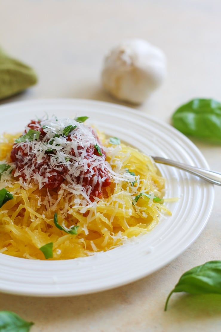 Come arrostire gli spaghetti di zucca - un tutorial con immagini | TheRoastedRoot.net #healthy #recipe #howto
