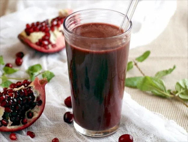 Cranberry Pomegranate Kale Juice from Healthy Blender Recipes