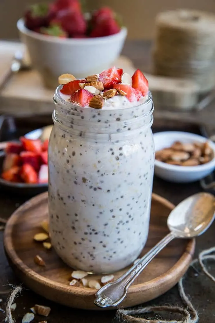 skrue Usikker Lover Overnight Oats with Chia Seeds, Strawberries, and Slivered Almonds