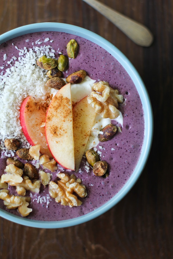 Acai Smoothie Bowl without Banana - The Hint of Rosemary