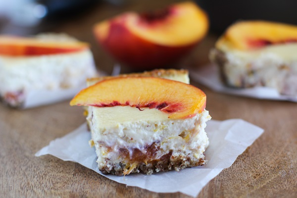 Peach Almond Yogurt Cheesecake Bars with gluten free almond crust | naturally sweetened and healthy! @noosayoghurt