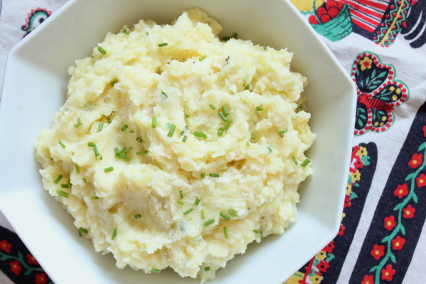 Roasted Garlic, Goat Cheese,and Chive Mashed Potatoes #Thanksgiving