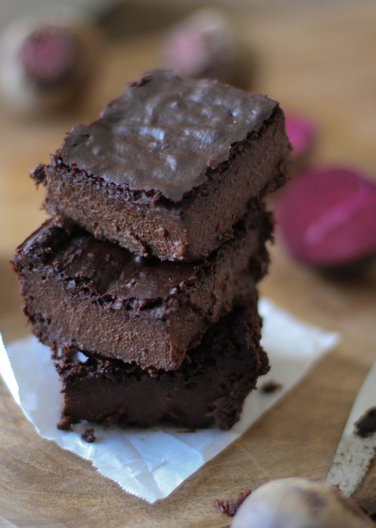 Fudgy Paleo Beetroot Brownies | vegan, cane sugar-free, naturally sweetened, and healthy @roastedroot #paleo