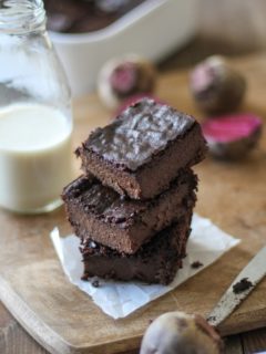 Fudgy Paleo Beetroot Brownies | vegan, cane sugar-free, naturally sweetened, and healthy @roastedroot #paleo