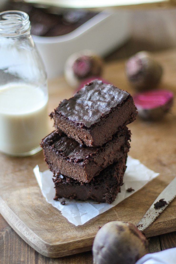 Fudgy Paleo Beetroot Brownies | vegan, cane sugar-free, naturally sweetened, and healthy @roastedroot #paleo