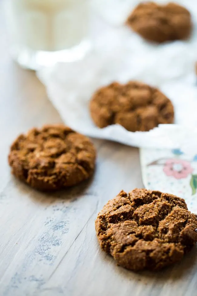 Paleo Ginger Snaps from Food Faith Fitness #glutenfree