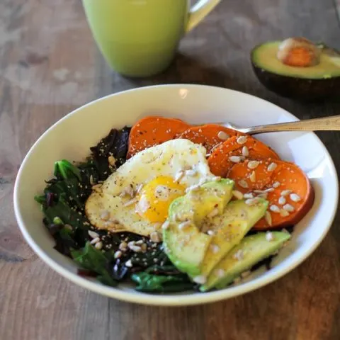 Well-Balanced Sweet Potato Breakfast Bowls with Spinach, Avocado, and Sunflower Seeds | theroastedroot.net @roastedroot #vegetarian #breakfast #recipe