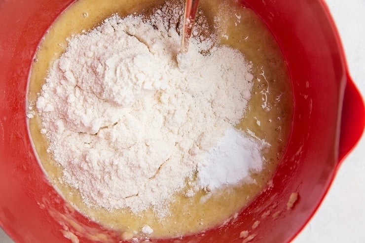 Mix the ingredients in a mixing bowl for coconut flour banana bread