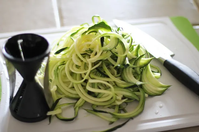 Dairy-Free Zucchini Carbonara - a healthful lightened up carbonara recipe made with cauliflower #glutenfree #dairyfree #paleo #zoodles