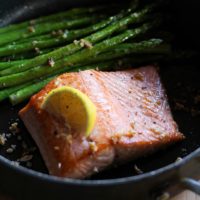 Garlic and Lemon Pan-Seared Salmon and Asparagus - an easy and healthy meal that can be made in under 30 minutes! #dinner #recipe #seafood #healthy