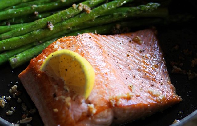 Garlic and Lemon Pan-Seared Salmon and Asparagus - an easy and healthy meal that can be made in under 30 minutes! #dinner #recipe #seafood #healthy