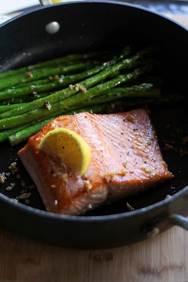 Garlic and Lemon Pan-Seared Salmon and Asparagus - an easy and healthy meal that can be made in under 30 minutes! #dinner #recipe #seafood #healthy