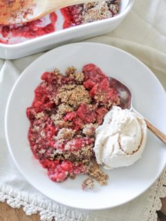 Paleo Raspberry Crumble - made with hazelnut or almond flour, coconut oil, and pure maple syrup, this grain-free treat is vegan and healthy!