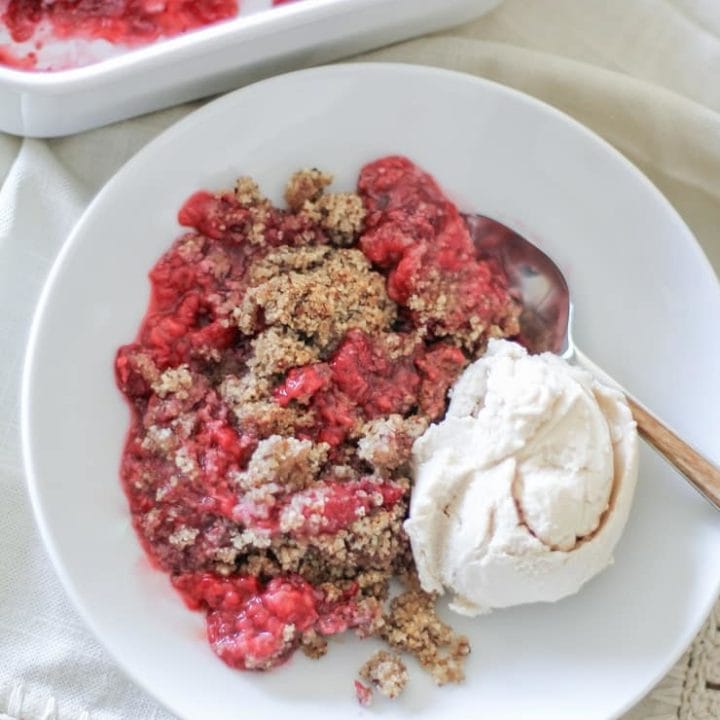 Paleo Raspberry Crumble - made with hazelnut or almond flour, coconut oil, and pure maple syrup, this grain-free treat is vegan and healthy!