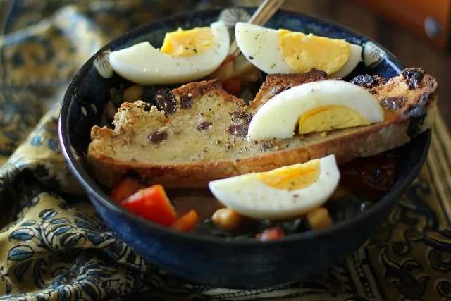 Tunisian Breakfast Soup - warmly-spiced soup with kale, chickpeas, and bell pepper, served with toasted bread and hard boiled egg #vegetarian #breakfast #recipe @roastedroot