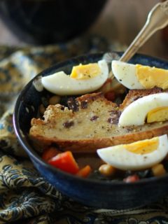 Tunisian Breakfast Soup - warmly-spiced soup with kale, chickpeas, and bell pepper, served with toasted bread and hard boiled egg #vegetarian #breakfast #recipe @theroastedroot