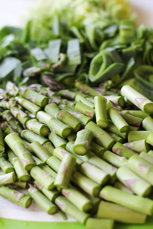 Chilled Asparagus and Leek Bisque | dairy-free and healthy! theroastedroot.net #vegan 