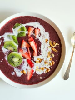 Strawberry Kiwi Açaí Bowls - packed with vitamins and antioxidants | theroastedroot.net #breakfast #healthy #recipe #paleo