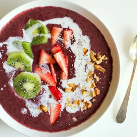 Strawberry Kiwi Açaí Bowls - packed with vitamins and antioxidants | theroastedroot.net #breakfast #healthy #recipe #paleo