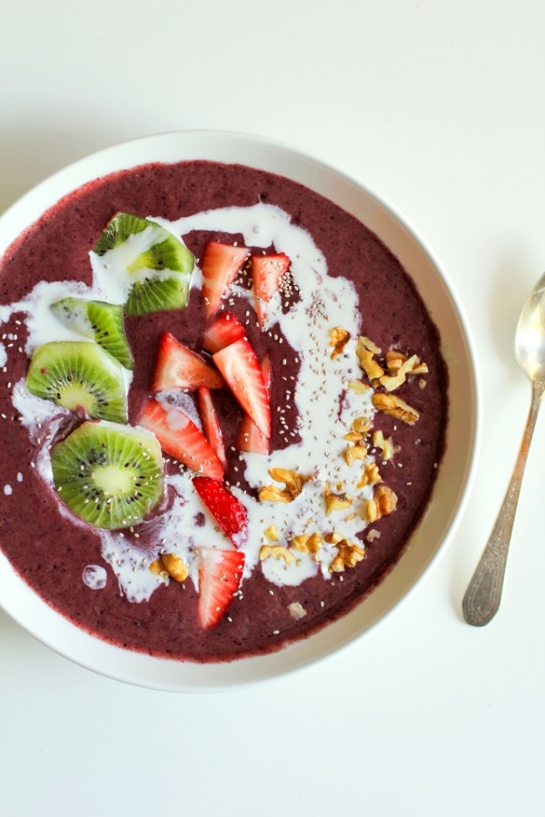 Strawberry Kiwi Açaí Bowls - packed with vitamins and antioxidants | theroastedroot.net #breakfast #healthy #recipe #paleo