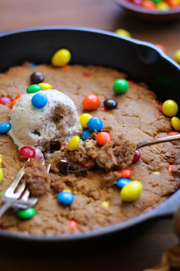 Flourless Peanut Butter Skillet Cookie - refined sugar-free, gluten-free, and relatively healthful! #dessert #recipe