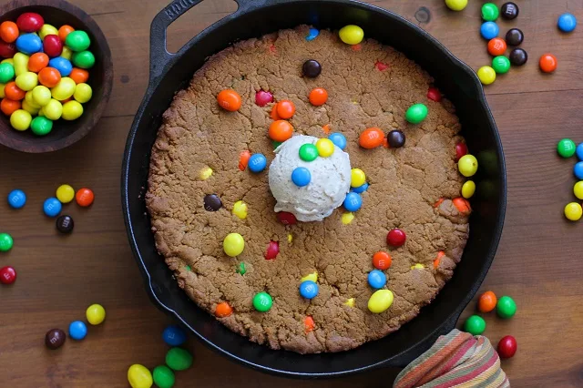 Flourless Peanut Butter Skillet Cookie - refined sugar-free, gluten-free, and relatively healthful! #dessert #recipe #InspiredGathering #ad @mysmithsgrocery