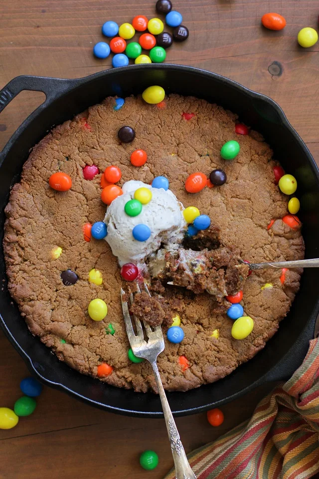 Flourless Peanut Butter Skillet Cookie - refined sugar-free, gluten-free, and relatively healthful! #dessert #recipe #InspiredGathering #ad @mysmithsgrocery