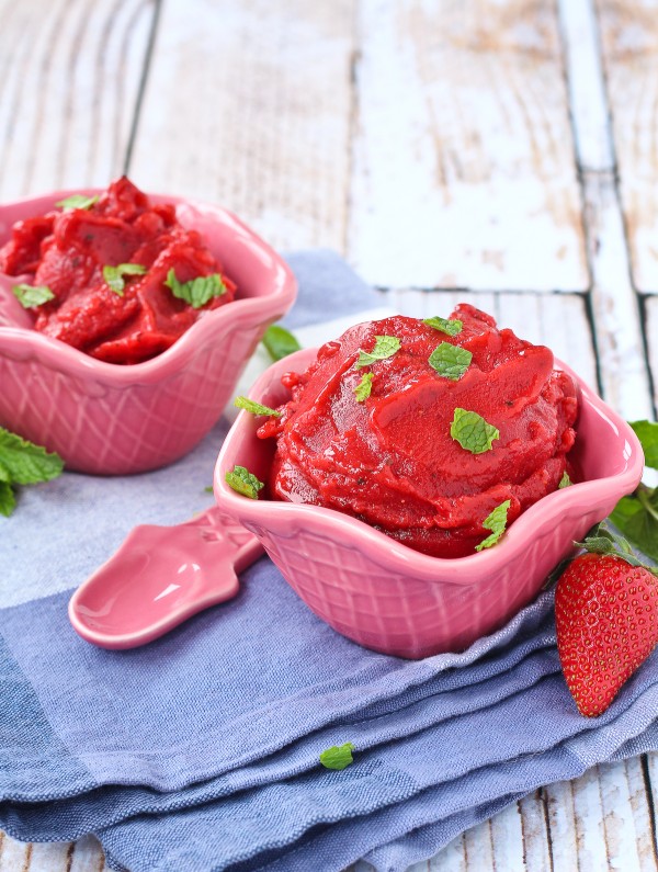 2-Ingredient Strawberry Sorbet - a healthy vegan, paleo dessert