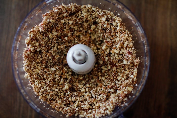 NO BAKE VEGAN BANANA CREAM PIE (PALEO) No Bake Vegan Banana Cream Pie | TheRoastedRoot.net #glutenfree #healthy #dessert #recipe #dairyfree #sugarfree