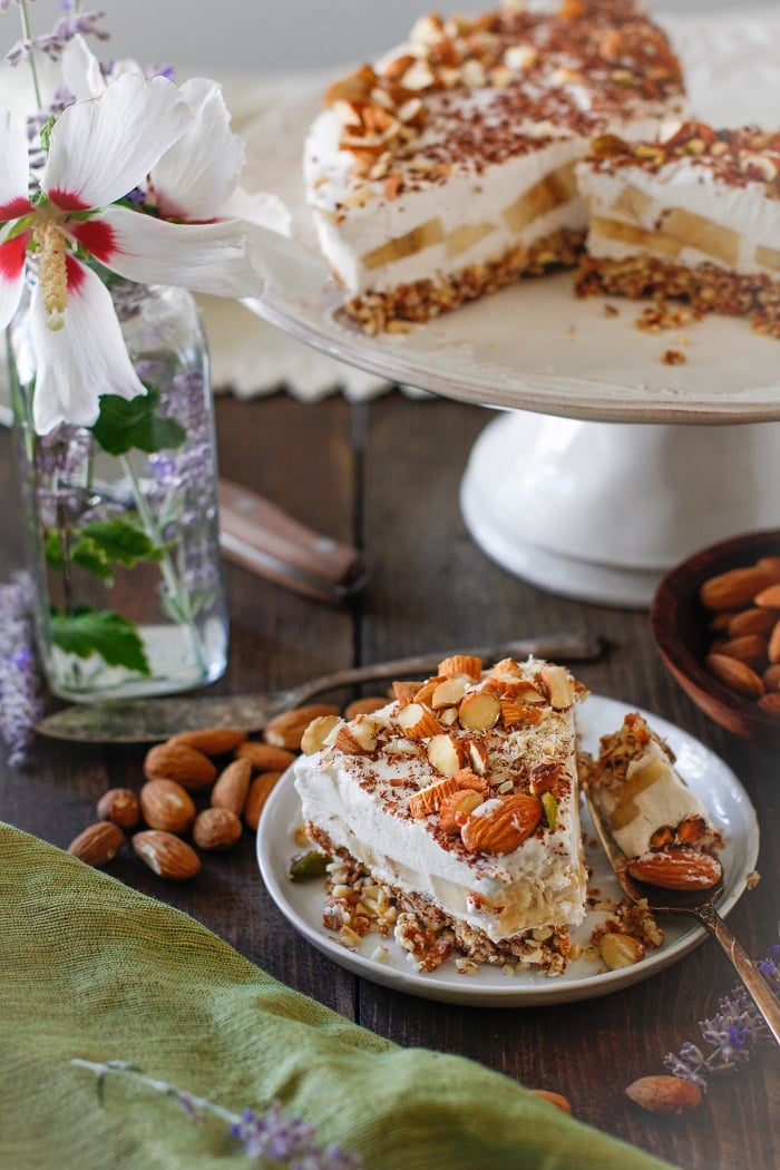 NO BAKE VEGAN BANANA CREAM PIE (PALEO) No Bake Vegan Banana Cream Pie | TheRoastedRoot.net #glutenfree #healthy #dessert #recipe #dairyfree #sugarfree