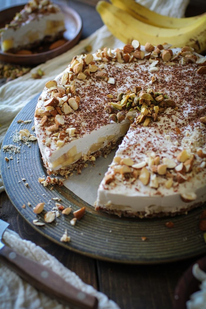NO BAKE VEGAN BANANA CREAM PIE (PALEO) No-Bake Vegan Banana Cream Pie - dairy-free, refined sugar-free, grain-free, paleo | TheRoastedRoot.net #healthy #dessert #recipe