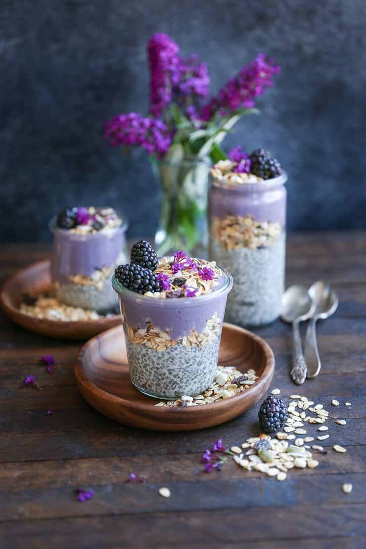  Blackberry Smoothie Chia Seed Pudding Parfaits - a healthful breakfast packed with vitamins, antioxidants, and nutrients. Perfect for breakfast or snack on-the-go! #vegan #healthy #breakfast #recipe