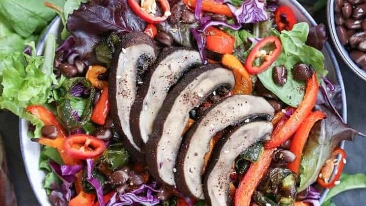 Grilled Portobello Mushroom and Bell Pepper Salad with Black Beans - a healthy vegetarian meal that's easy to whip up any night of the week!