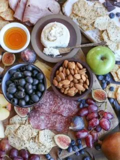 Fall Harvest Cheese Board - how to make an awesome fall-inspired charcuterie board using ingredients you can find at any grocery store