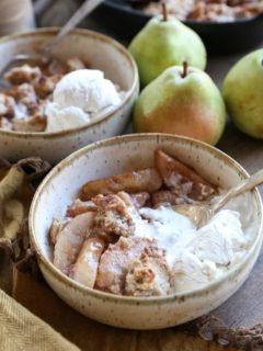 Cardamom-Spiced Pear Crumble - this grain-free, refined sugar-free, dairy-free dessert is paleo and healthy!