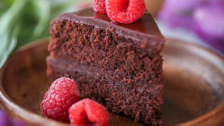 Paleo Chocolate Cake with Chocolate Ganache Frosting - a healthier version of classic chocolate cake, made with almond flour and pure maple syrup