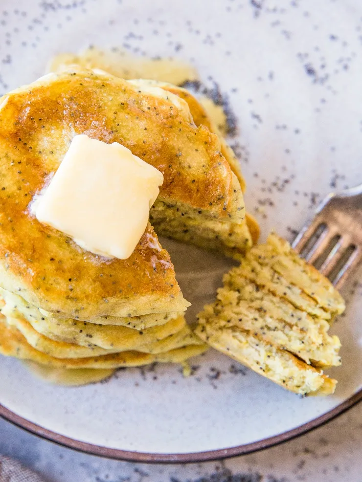 Gluten-Free Vegan Lemon Poppy Seed Pancakes - only a handful of ingredients required! Egg-free, dairy-free pancake recipe for breakfast or brunch