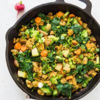Cast iron skillet full of ground turkey and vegetables.