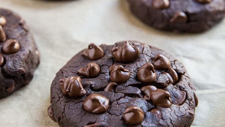 Vegan Double Chocolate Black Bean Cookies made with only 6 ingredients! An easy egg-free, gluten-free cookie recipe that is moist, rich and AMAZING! Refined sugar-free and healthy