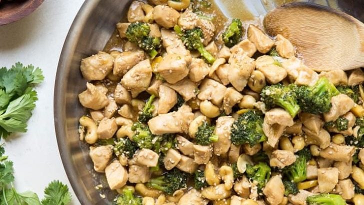 Paleo Ginger Cashew Chicken with Broccoli - healthy, whole30 low-carb dinner recipe