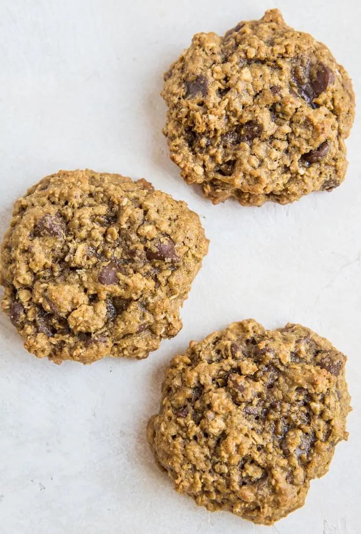 Healthy Oatmeal Cookies with pumpkin, pumpkin spice and chocolate chips - a healthy fall dessert recipe!