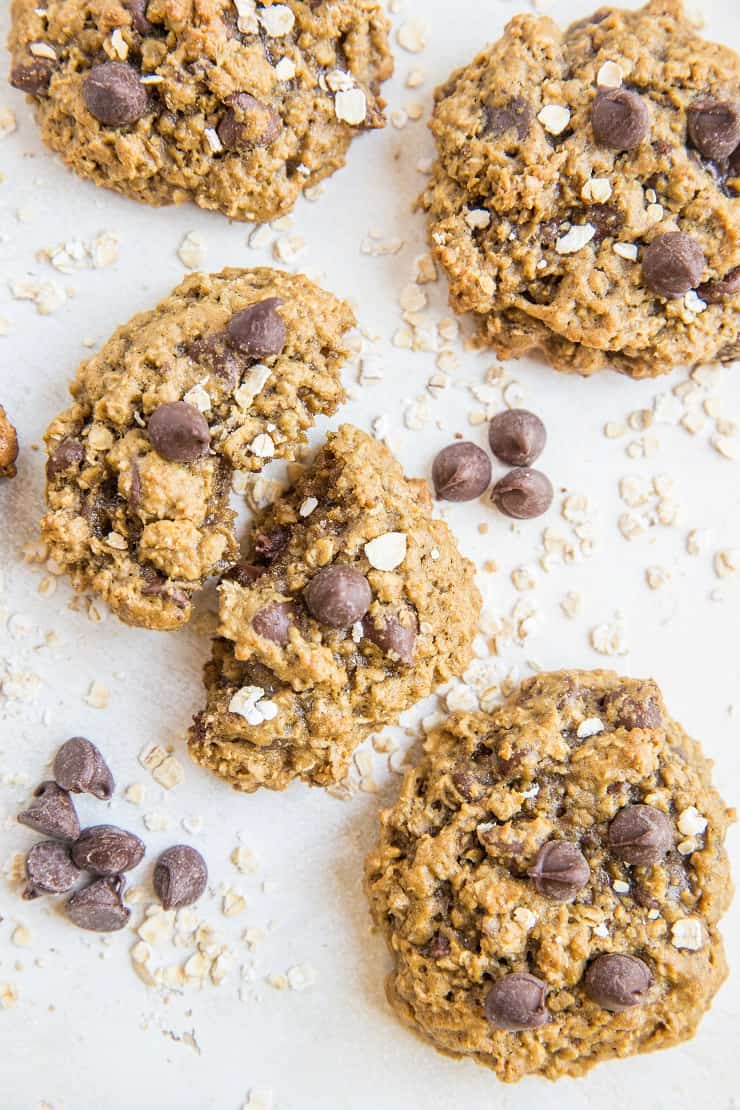 Healthy Pumpkin Oatmeal Cookies made refined sugar-free. A healthy dessert recipe with pumpkin spice