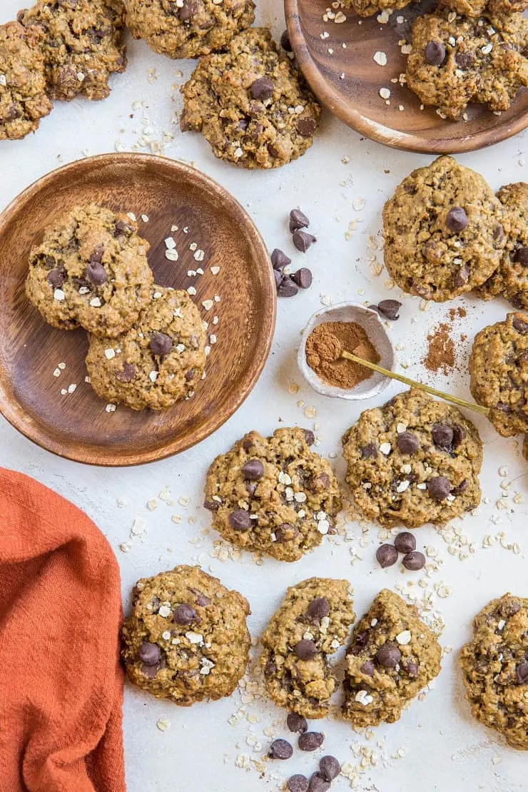 Healthy Gluten-Free Pumpkin Spice Oatmeal Cookies with chocolate chips - a healthy cookie recipe that is refined sugar-free and warmly-spiced