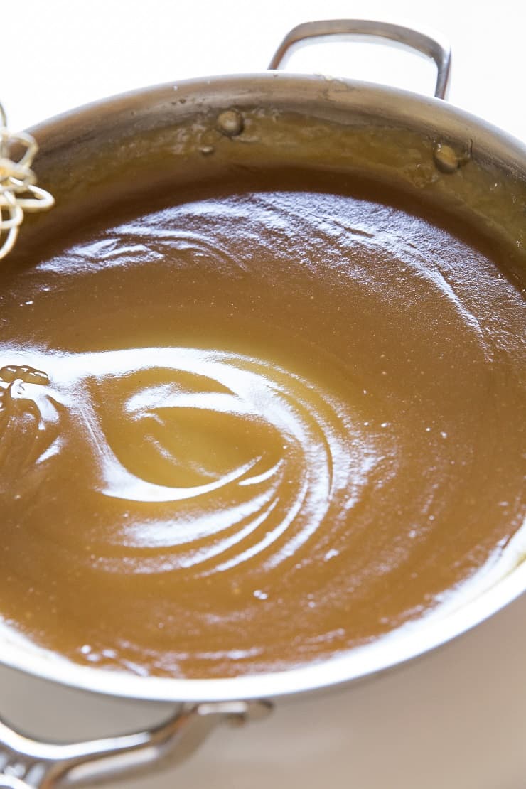 Add the vanilla extract, molasses and cinnamon to the caramel