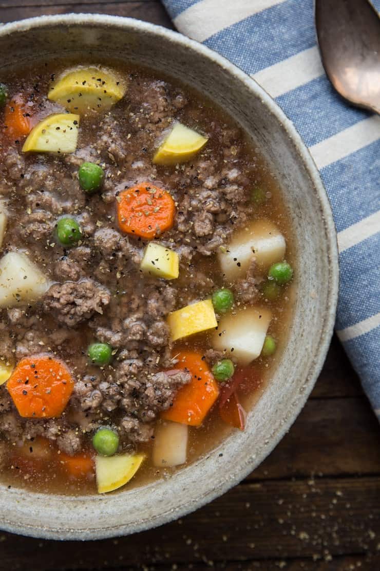 野菜の牛肉スープ-野菜を詰めた簡単で健康的なスープレシピ。 全体で30とおいしい！