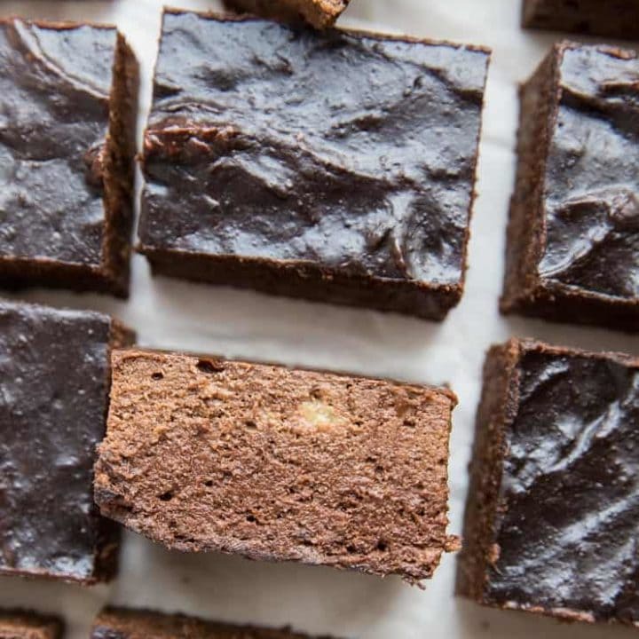 4-Ingredient Healthy Flourless Brownies - an easy fudgy brownie recipe that is grain-free, dairy-free, sugar-free, and delicious!