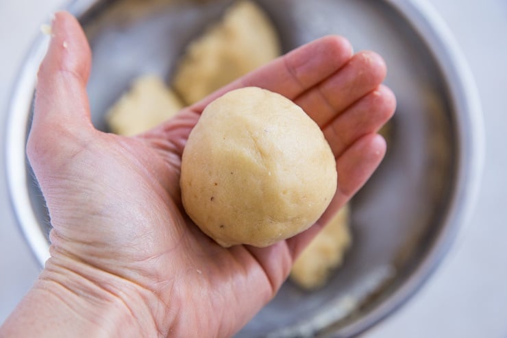 Form dinner rolls