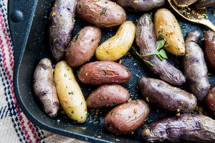 Easy Garlic Herb Roasted Potatoes - healthy side dish with few ingredients